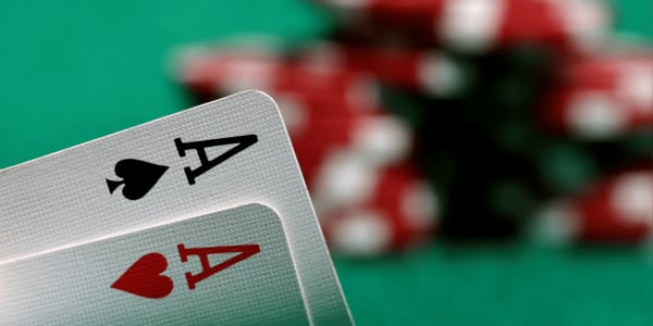 Hur man spelar Ultimate Texas Hold 'em Online